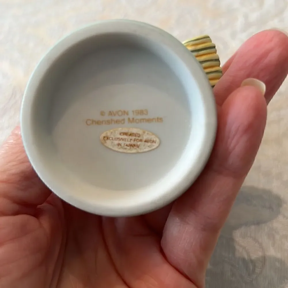 Vintage Avon 1983 “Cherished moments last forever” porcelain figurine EVC